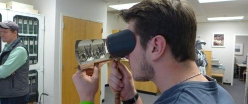 学生通过立体观看器检查历史立体照片
